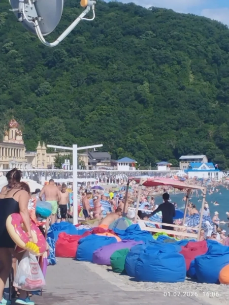 Архипо-Осиповка переполнена туристами из-за тёплого моря и безопасности